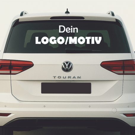 Fahrzeug Beschriftung Ein weißer Volkswagen Touran mit Platz für ein Logo oder Motiv auf der Heckscheibe.