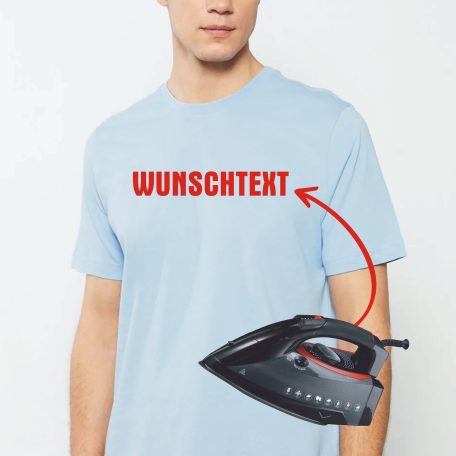 Bügelfolie Mann in Hellblaus T-Shirt mit Aufdruck „WUNSCHTEXT“, daneben ein Bügeleisen.